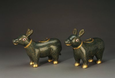 Ein Paar Cloisonné-Emaille-Tapir-Formgefäße von Chinese School