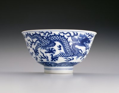 Schale mit Drachen und Wellen, Xianfeng-Zeit 1851-61 von Chinese School