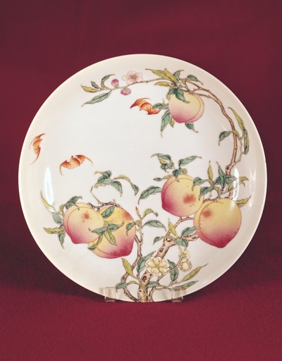 Famille-Rose-Teller mit einem Muster von Aprikosen, Qing-Dynastie von Chinese School
