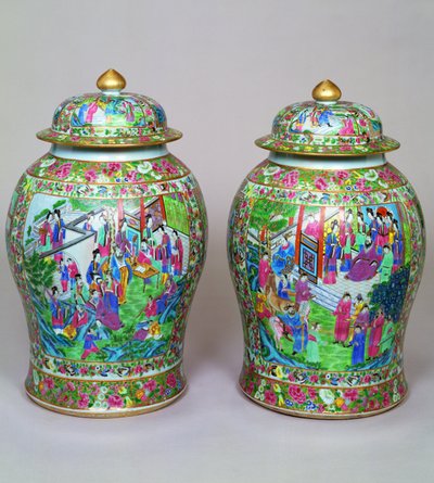 Paar Canton Famille Rose Balustervasen und Kuppeldeckel, frühes 19. Jahrhundert von Chinese School