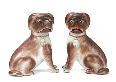 Paar chinesischer Exportfiguren von sitzenden Mops-Hunden, Qianlong, 1736-95 von Chinese School