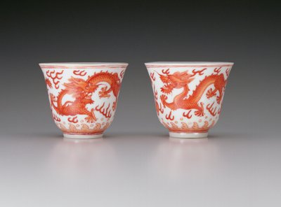 Paar Weintassen, darstellend fünfklauige Drachen auf der Jagd nach flammenden Perlen, Guangxu-Zeit 1875-1908, chinesisch von Chinese School