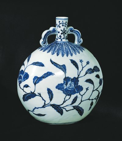 Pilgerflasche Blau und Weiß mit Blumendekorationen, um 1403-24 von Chinese School
