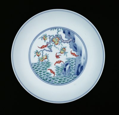 Porzellanteller bemalt in Unterglasurblau und Ducai-Emaille, 1723-1735 von Chinese School