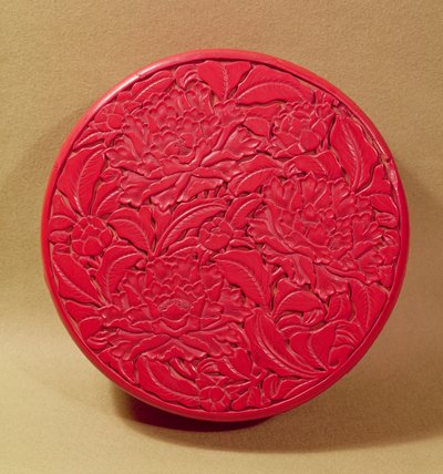 Rote Lackbox, dekoriert mit Pfingstrosen, ca. 1426-35 (Lack auf Holz) von Chinese School
