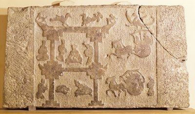 Platte, dekoriert mit Wagen und mythischen Vögeln, Han-Dynastie (206 v. Chr.-220 n. Chr.) von Chinese School