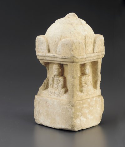 Kleine Stupa, gewölbtes Dach und buddhistische Figuren in Nischen auf allen 4 Seiten, quadratisches Podest, Periode der Teilung, 557-581 von Chinese School