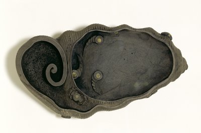 Tuan-Tintenstein in Form einer Muschelschale, Ching-Dynastie, spätes 19. bis frühes-mittleres 19. Jahrhundert von Chinese School