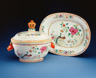 Terrine, Deckel und Stand mit dem Doppel-Pfauen-Muster bemalt, Qianlong-Periode (1736-95) von Chinese School