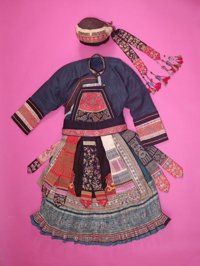 Frauenkleid und Korbhut, Ch