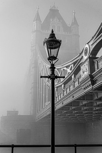 Nebliger Tower Bridge von Chris Hamilton