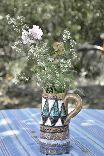 Wildblumen in rustikaler Vase von Christina Sillen