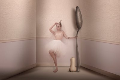 Riesiger Löffel-Ballerina von Christine von Diepenbroek
