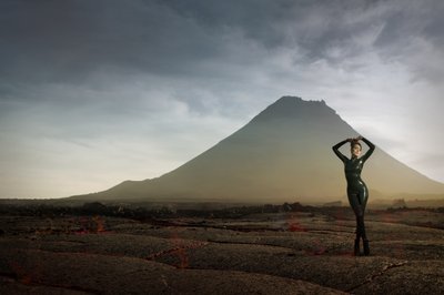 Einsame Figur in fremder Landschaft von Christine von Diepenbroek