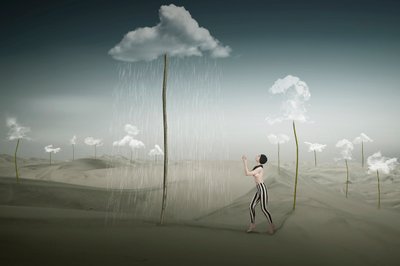 Surrealer Wüstenregen von Christine von Diepenbroek