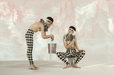 Surreale Harlekinfiguren von Christine von Diepenbroek