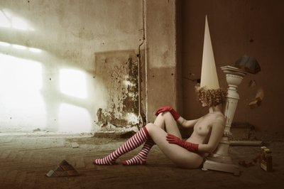 Surrealer Akt mit Kegelhut von Christine von Diepenbroek