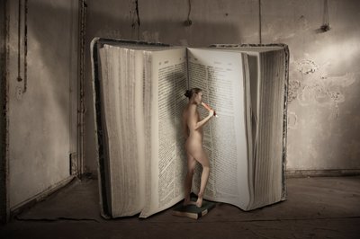 Surrealer Akt mit riesigem Buch von Christine von Diepenbroek