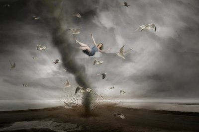 Frau im Tornado von Christine von Diepenbroek