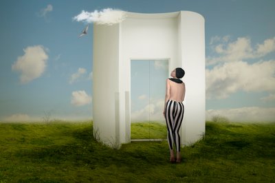 Frau am surrealen Portal von Christine von Diepenbroek