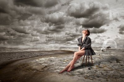 Frau in surrealer Verlassenheit von Christine von Diepenbroek
