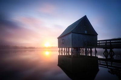 Nebliges Bootshaus Sonnenaufgang von Christoph Schaarschmidt