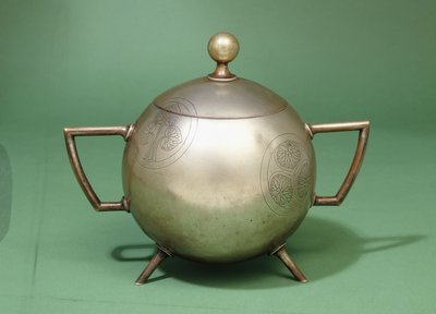 Eine Hukin and Heath Schale mit zwei Griffen und Klappdeckel von Christopher Dresser