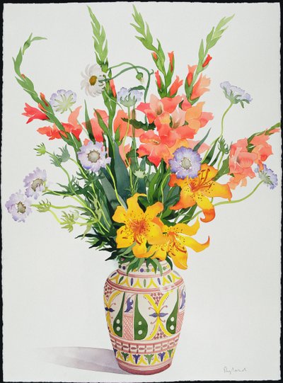 Orange und blaue Blumen in einer marokkanischen Vase von Christopher Ryland