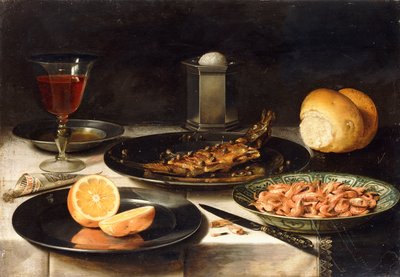 Ein Hering mit Kapern und eine geschnittene Orange auf Tellern und eine Schüssel mit Garnelen auf einem Tisch von Charlotte Evans