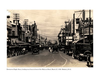 Flagler Street, Blick nach Westen vor dem Halcyon Hotel, 27. März 1920 von Claude C. Matlack