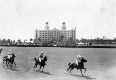 Polospiel vor dem Nautilus Hotel, Miami Beach, 18. März 1928 von Claude C. Matlack