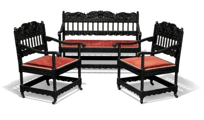 Spätviktorianisches geschnitztes ebonisiertes Sofa und Paar Sessel, spätes 19. Jahrhundert von Collinson and Lock