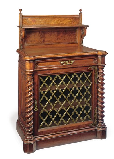 Mittelviktorianischer gotischer geschnitzter Walnuss- und Messing-seitenschrank, spätes 19. Jahrhundert von Collinson and Lock