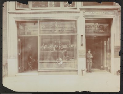 Fassade des ersten Stocks von 122-124 E. 25th Street, das Kameragebäude, American Cinephone Company, American Kinograph Company und Pförtner, New York von Company Byron