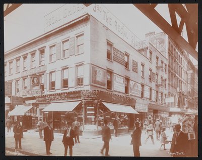 Südwestliche Ecke der 14th Street und 3rd Avenue mit dem Star Candies Laden, einem Zahnarzt, dem Regal Shoe Laden und der Empire Film Co. mit Fußgängern, Werbetafeln und einem Träger der 3rd Avenue Hochbahn, ca. 1905 von Company Byron
