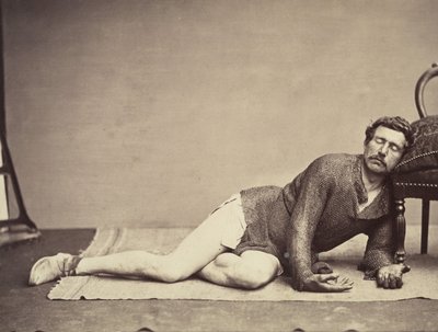 Mann in Kettenhemd-Tunika posiert als sterbender Soldat, ca. 1863 von Constant Delessert
