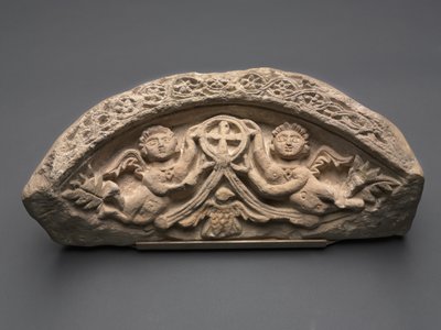 Lunette mit zwei Engeln, die ein Kreuz tragen von Coptic
