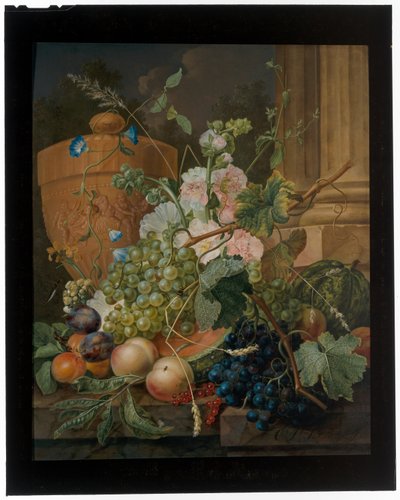 Stillleben mit Früchten und Blumen mit einer Terrakotta-Urne auf einem Sims von Cornelis Johannes Schaalje
