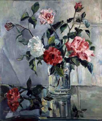 Rosen auf einem Sims in einer Glasvase von Countess Nora  (fl.1927 33) Wydenbruck