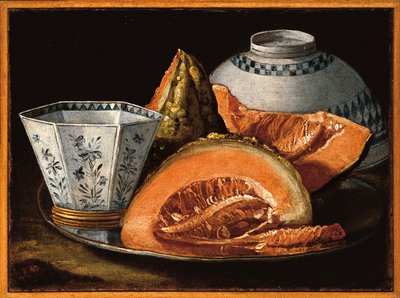 Melone und eine achteckige Tasse auf einem Silbertablett, eine umgedrehte Schüssel dahinter von Cristoforo Munari