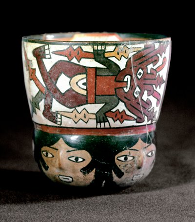 Präkolumbische Kunst: Terrakottabecher mit Verzierungen von Gottheiten und Gesichtern aus der Stätte Nazca. 100 v. Chr.-800 n. Chr. von Culture Nazca
