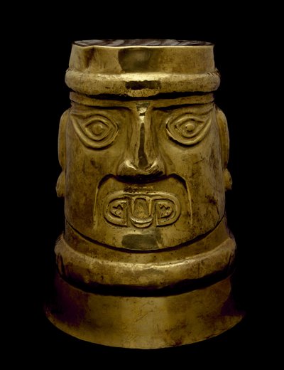 Becher, der eine Gottheit mit Sicán-Augen und Reißzähnen darstellt, 800-1350 n. Chr. von Culture Sicán