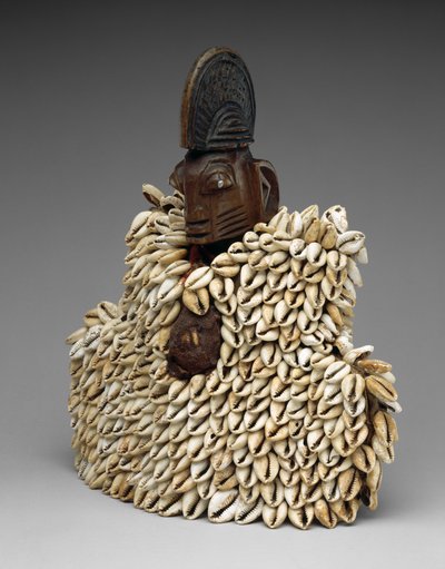 Zwillingsfigur (ere ibeji) mit Gewand von Yoruba Culture
