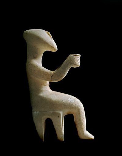 Kunst der Kykladen: „Figur auf einem Hocker sitzend“. Marmoridol mit Ocker-Einlagen. Kykladische Zivilisation (-3200 bis -2000), Athen, Nationales Archäologisches Museum von Cycladic Cycladic