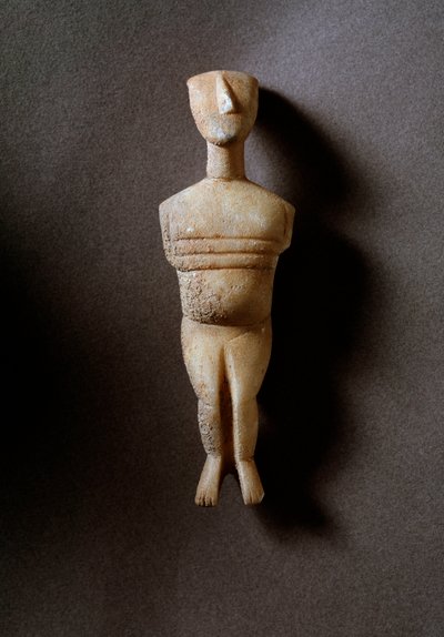 Weibliches Idol, schematische Figur, weißer Marmor mit Ocker-Einlagen, 3200-2000 v. Chr. von Cycladic Cycladic