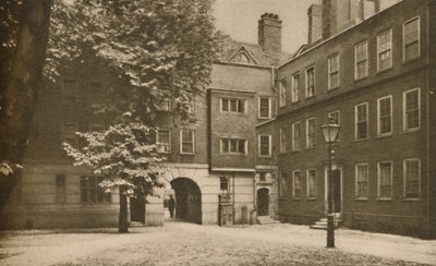 Kopfsteinpflaster des ruhigen anderen Hofes im Staple Inn in Holborn, ca. 1935 von Cyril Ellis