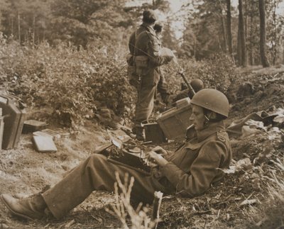 Kriegsberichterstatter Alan Wood tippt eine Depesche von D.M. Sgt. Smith