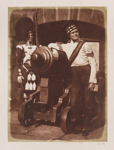 Artillerist und Highlander, Edinburgh Castle (Salzpapierabzug von Kalotyp-Negativ) von David Octavius Hill