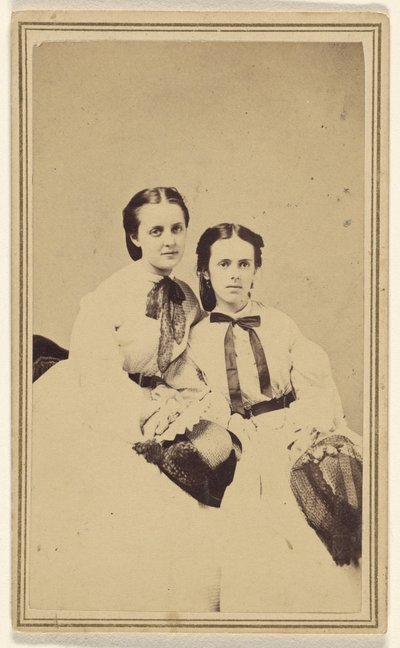 Zwei nicht identifizierte junge Frauen, sitzend von David R.H. Hoag and Quick