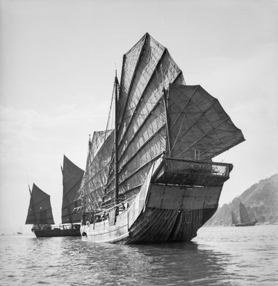 Ansicht des Yeungkong-Fischer-Dschunke mit der Hafen-Nummer 227HA unter Segel in Aberdeen, Hongkong von David Watkin Waters